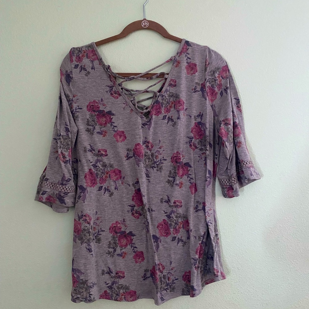 Woman’s Gray Floral Lattice Bell Sleeve Blouse